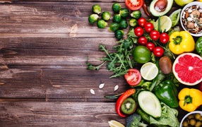Много свежих овощей и фруктов на деревянном столе 