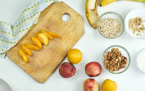 Овсянка, нектарин, банан и орехи на завтрак