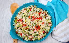 Плов с овощами в голубом казане на столе 