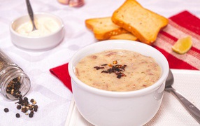 Суп пюре на столе с тостами