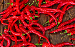 Красный острый перец на деревянном столе