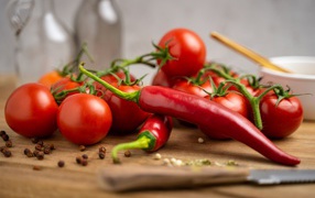 Красный острый перец с помидорами на столе