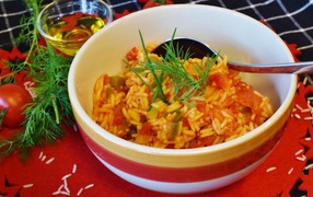 Рис с овощами в тарелке на столе