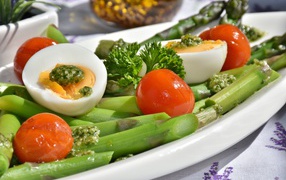 Salad with asparagus, eggs and tomatoes