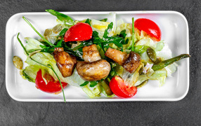 Салат с капустой, жареными шампиньонами и помидорами