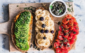 Sandwiches with avocado, bananas and tomatoes