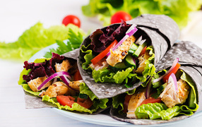 Шаурма в лаваше с овощами и курицей 