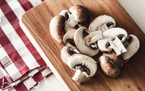 Sliced champignons on a cutting board