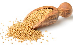 Мелкий горох в деревянном совке на белом фоне