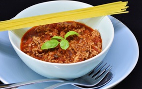 Спагетти с острым соусом с мясом на столе 