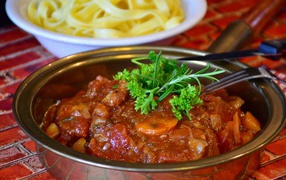 Острое блюдо из овощей в тарелке с петрушкой 