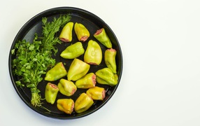 Начиненный перец с петрушкой и укропом на сковороде 