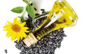 Подсолнечное масло с семечками и цветком