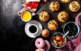 Сладкая выпечка на столе с кофе и соком