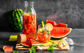 Вкусный напиток на столе с кусочками арбуза 