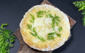 Тонкие блинчики с укропом на доске 