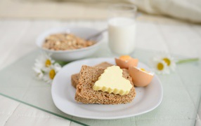 Тосты с сыром и вареными яйцами на тарелке 