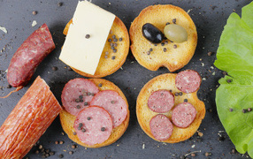 Toast with sausage, olives and cheese