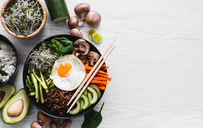 Овощи с яичницей на столе 