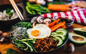 Вегетарианский завтрак на столе с овощами