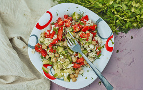 Вегетарианский салат в тарелке с вилкой 