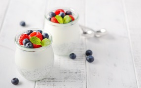 Йогурт в баночке с семенами годжи и ягодами черники и малины