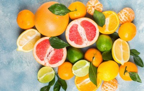 Аппетитные цитрусовые фрукты с зелеными листьями