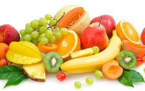 Аппетитное фруктовое ассорти на белом фоне