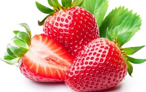 Аппетитная красная сладкая клубника на белом фоне