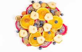 Цитрусовые фрукты с ягодами на белом фоне