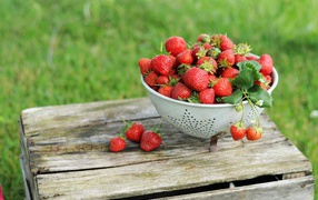 Дуршлаг с помытой красной клубникой 