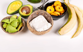 Творог, авокадо и банан на столе 