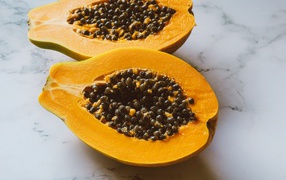 Разрезанный плод папайи на столе 