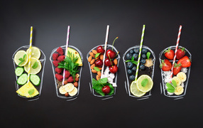 Нарисованные стаканы с ягодами на сером фоне