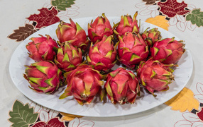 Фрукты питая на белой тарелке на столе