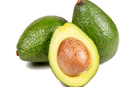 Зеленые плоды авокадо на белом фоне