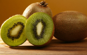 Сочное зеленое киви на деревянном столе крупным планом