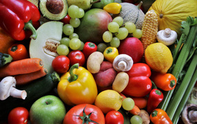 Много свежих овощей и фруктов крупным планом