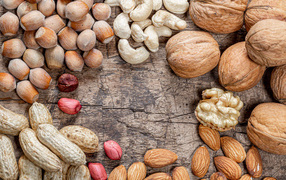 Много различных орехов на деревянном столе