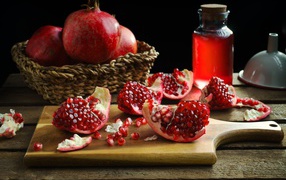 Плоды граната на столе с соком 