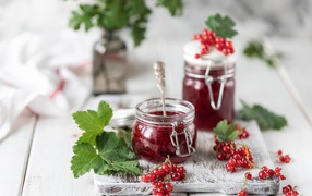 Варенье из красной смородины на столе со свежими ягодами