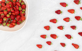 Спелая красная клубника спешит в миску 