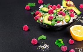 Салат из зелени, проросших зерен, малины и авокадо 