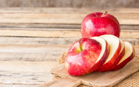 Нарезанное яблоко на разделочной доске 