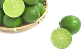 Кислые плоды зеленого лайма на белом столе