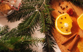 Еловая ветка с кусочками апельсина, корицей и гвоздикой 