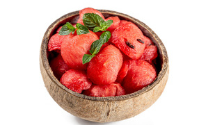 Сладкая мякоть арбуза в миске на белом фоне