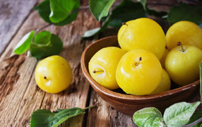 Вкусные желтые сливы в миске на столе