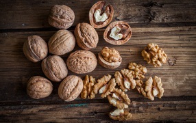 Грецкие орехи на деревянном столе 