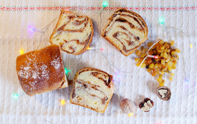 Кекс с изюмом на столе с гирляндой 